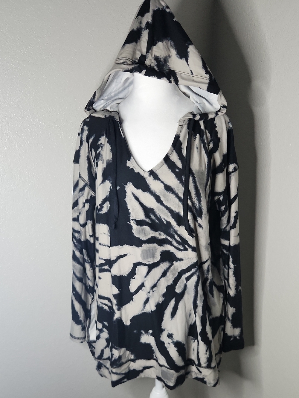 NWT LuLaRoe Eliza Black & Creamy Gray Tie-Dye Hooded V-Neck Top